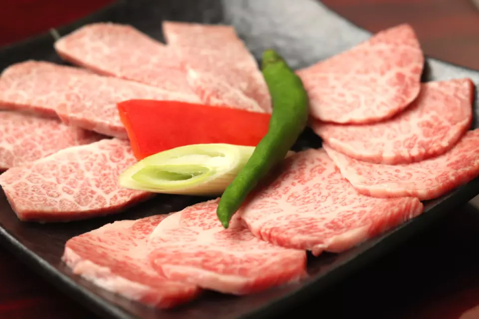 Tại [Yakiniku Motsunabe GEN], chúng tôi mua nguyên con bò Kuroge Wagyu! Kỹ năng sáng suốt của chủ quán hơn 20 năm kinh nghiệm tỏa sáng! Bởi vì người chủ trước đây đã được đào tạo tại một nhà hàng nổi tiếng nên có thể phân biệt được thịt bò Kuroge Wagyu chất lượng cao! Bằng cách mua thịt nguyên con, bạn có thể thưởng thức ngay cả những phần hiếm nhất với mức giá hợp lý hơn. Thưởng thức món yakiniku chất lượng cao và motsu nabe tươi ngon, được chế biến bằng kiến ​​thức và kinh nghiệm của người chủ!