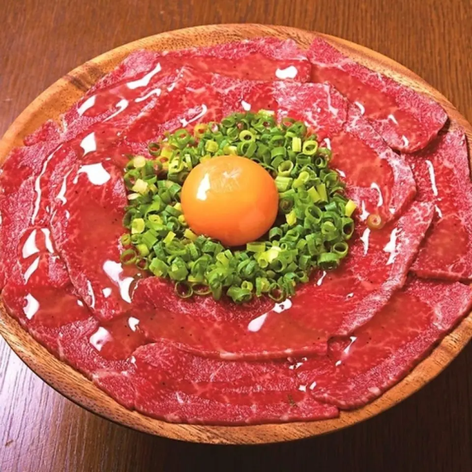 The original meat menu, seared Wagyu beef carpaccio, is made by searing a plate full of Wagyu beef right in front of you. When you eat it with the egg crumbled, the meat and egg melt in your mouth, making you so happy. We also have sausages and roast pork made from GoodTon's proud pork. We also have grilled pork shoulder roast, which is cooked at a low temperature until it is tender. We have a wide variety of meat menu items.