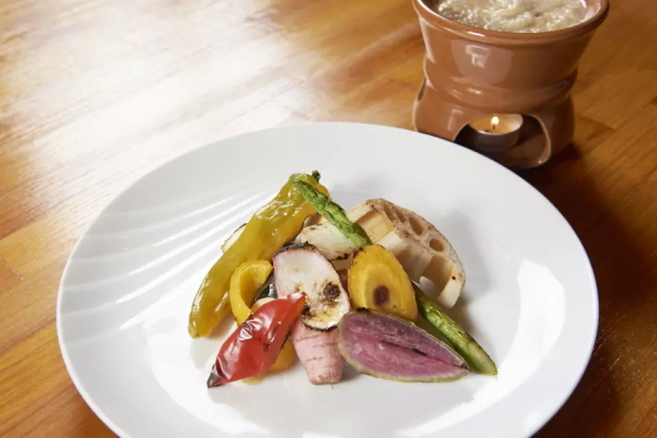 When the fresh vegetables delivered directly from the producers are grilled, the flavor of the vegetables is concentrated, and when you eat them with the special sauce that doesn't contain any salt, you'll be amazed at how delicious vegetables can be!