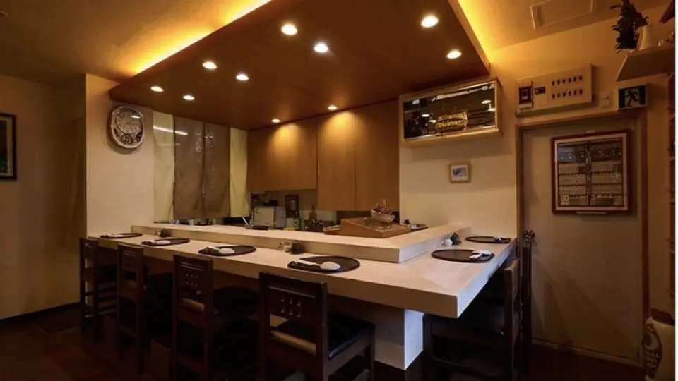 We have both counter and table seats so that our restaurant can be used for a wide range of purposes, from everyday use to entertaining guests. In addition to the basic nigiri course, we can also prepare courses according to customer requests, so please feel free to contact us.