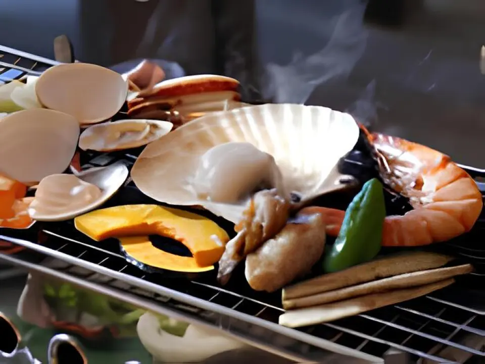 本店拥有经纪资格，直接从大原渔港等县内渔港进货，保证产品的新鲜度！菜单经过精心挑选，您可以享受到充分发挥食材本身风味的奢华海鲜菜肴。其中，我们推荐的是龙虾，它是该国捕获量最高的龙虾之一，还有蛤蜊，它的质地厚实、肥美，令人难以抗拒。请尽情享受。