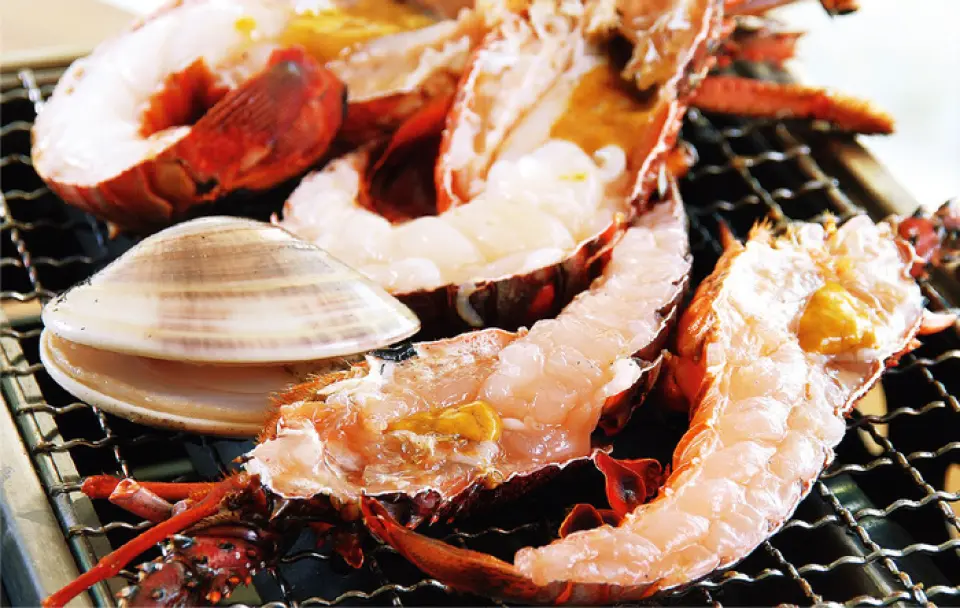 从大原渔港直接进货的龙虾是必尝的一道菜。有生鱼片和烧烤两种，请选择您喜欢的。非常新鲜，可以生吃，如果想烤着吃，只需稍微烤一下即可享用。