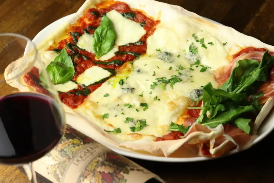 Instead of pre-made dishes, we use the freshest, highest quality ingredients possible to provide authentic, seasonal Italian cuisine. Our Milanese pizza has been loved for over 20 years, and our popular [3-kind mixed large pizza] is a favorite. Our [Bolognese] is full of vegetables and can be enjoyed by everyone from children to the elderly. Our seasonal fish delivered directly from the fishing port can be cooked in a choice of acqua pazza, Livorno style, or balsamic sauce. Our [grilled Hidaka 4-kind pork], instead of 3-kind pork, is juicy and tender.