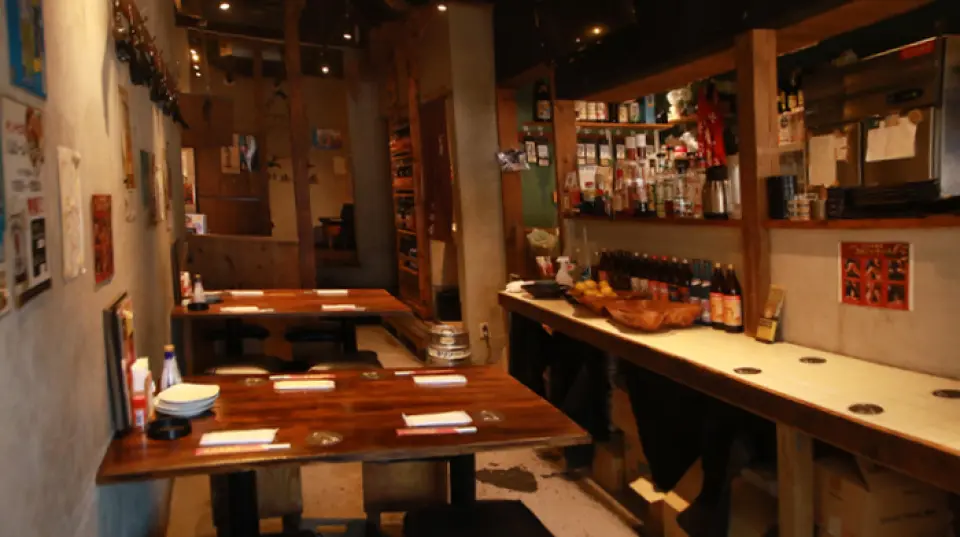 As soon as you step into the bright store, you'll be greeted by energetic staff! In addition to counter and table seating, we also have raised seating that can accommodate 4 to 16 people. You can have a quick drink by yourself after work, or enjoy chicken wings and chat with friends! It's only a 3-minute walk from the east exit of Keikyu Kanazawa-Bunko Station, so it's very accessible. Please feel free to drop by.