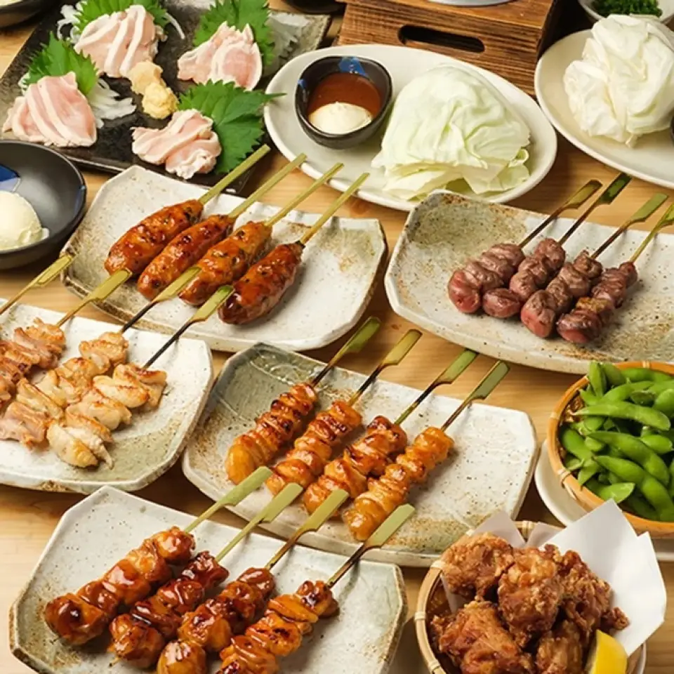 Jyotsu-ya 的烤鸡肉串非常精致，采用精心挑选的鸡肉、盐和热量，并从内部用鲜味油脂烤制而成。我们在居酒屋主打产品上绝不妥协。我们全心全意地确保我们的客户满意。