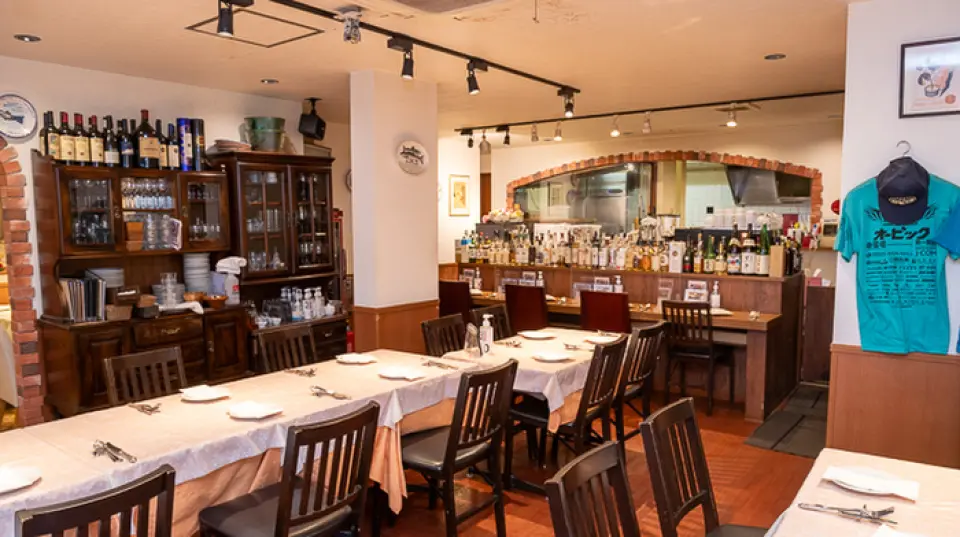 The restaurant has a charming trattoria-like atmosphere that can be enjoyed by people of all ages. The decorative picture plates in the restaurant also give off a warm feeling. There are counter seats and table seats available. You can enjoy your meal with your dog on the terrace where the breeze is pleasant. Please use it for a variety of occasions such as dates, family meals, and large gatherings!