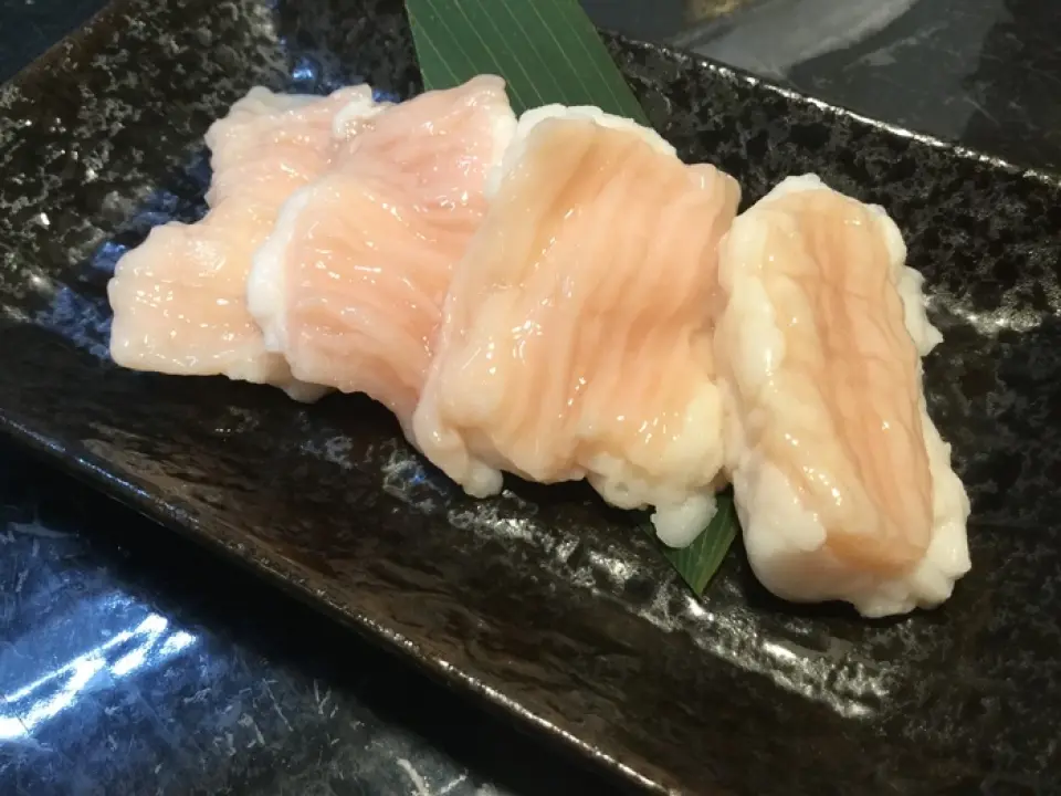 我們強烈希望提供橫濱最美味的內臟，所以我們的菜單上有一份如何燒烤這個島町的手冊，所以我們按照說明進行燒烤，並用我們招牌的鹽混合調味，所以這只是一個副本帶來幸福的一道菜。