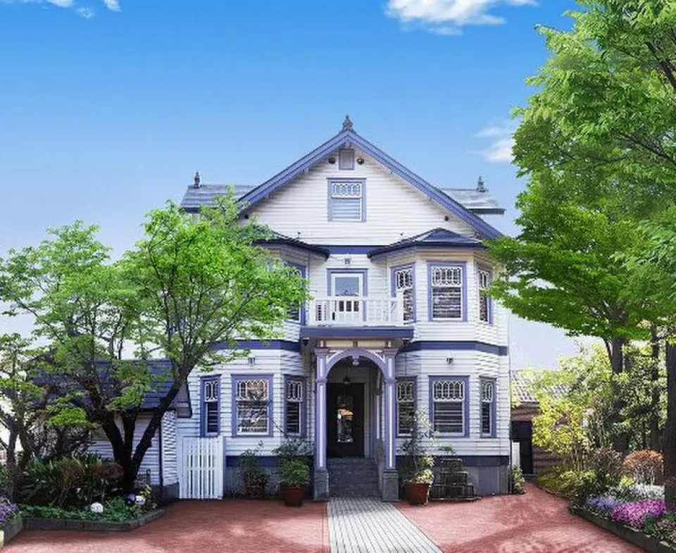 The "Geihinkan Wedding" is a chance to treat a century-old Western-style building as a private residence and invite important guests to spend time together. The entire mansion (or a part of it) can be rented out for an endless number of events, including wedding parties, exhibitions, recitals, concerts, class reunions, and fashion shows. Our staff will wholeheartedly make suggestions on everything from the venue's presentation to the serving style of the food.