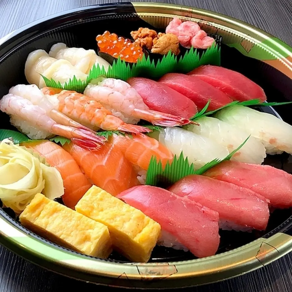 We also offer convenient take-out so you can enjoy delicious sushi at home. We have sushi such as "Isobe" with 6 nigiri, egg, roll and soup, "Omakase" with 13 premium nigiri, egg and soup, and seafood bowls such as "Tekkadon" and "Chirashidon". We also have "Omakase Maruoke" (cheesecake bowl) depending on the number of people and budget, so please feel free to contact us.