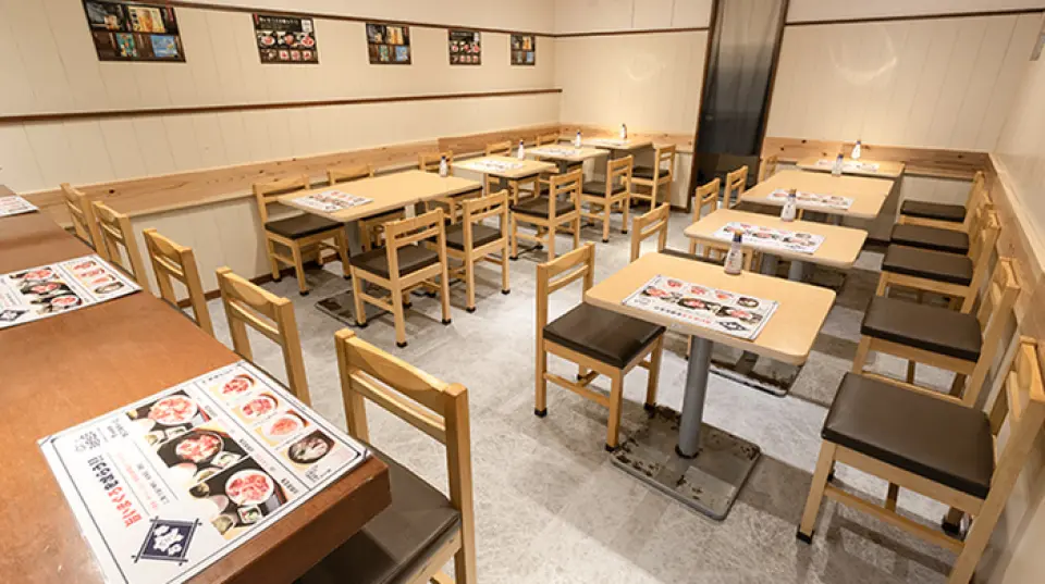 店內裝潢以白色為主色調，明亮時尚的氛圍。餐桌座位有6個2人座席和2個4人座席，最多可容納10人左右的團體。
