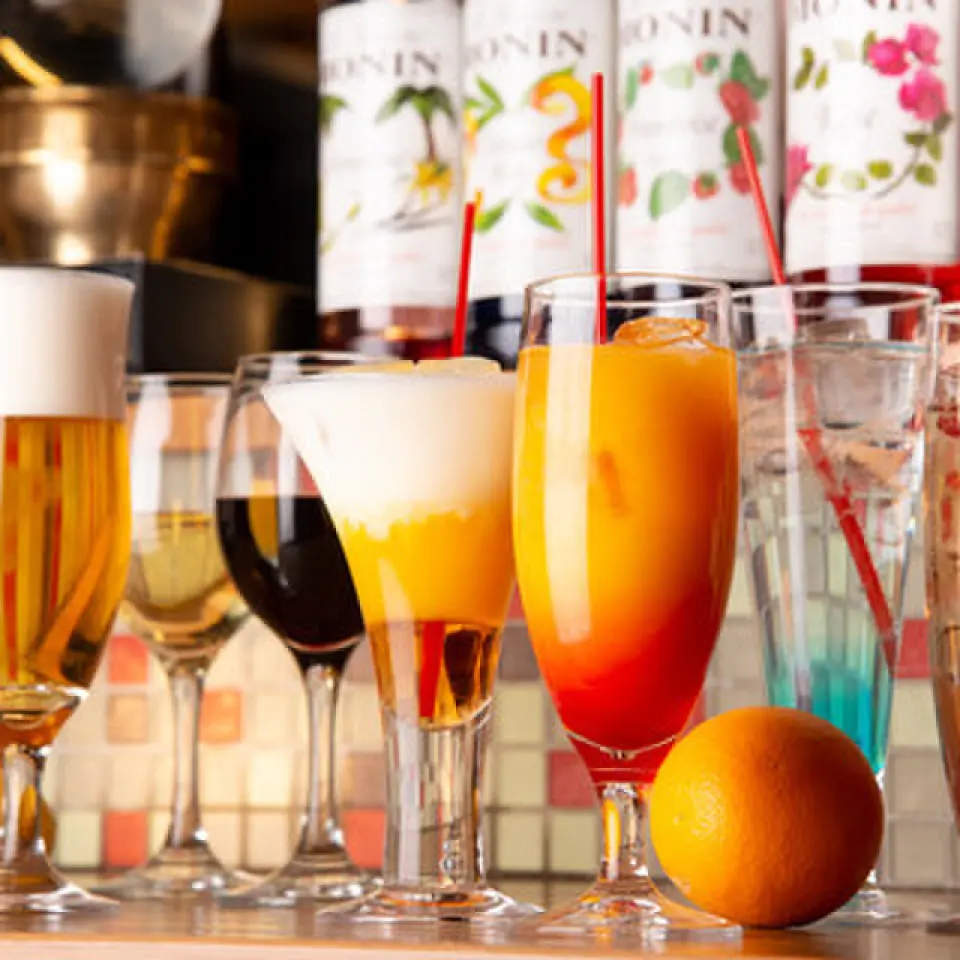 【5,000日圓～7,000日圓無限暢飲方案共125種！ ] 生啤酒是優質麥芽！除了正宗的雞尾酒和酸酒，我們還有精緻的紅、白、氣泡酒！另外，也備有深受女性歡迎的水果飲料和雞尾酒，以及適合不能喝酒的人的六種非酒精飲料。