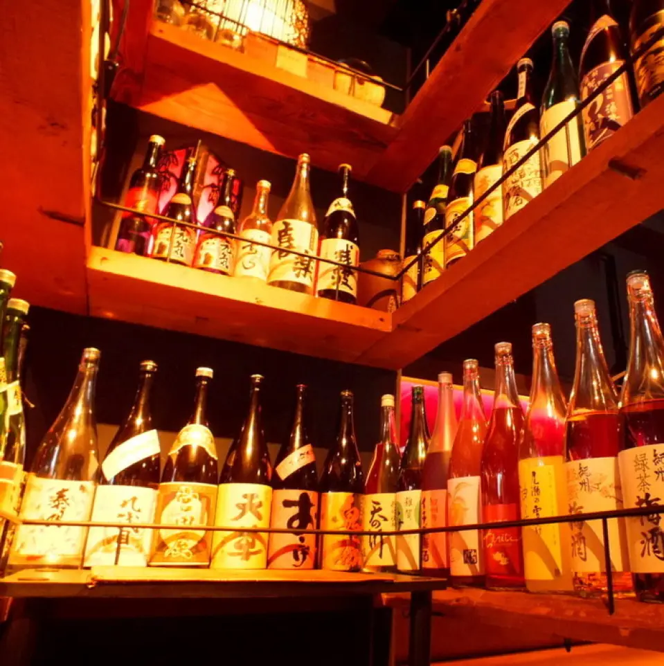 我们为我们的酒窖感到自豪！ ！在无限畅饮套餐中，您可以以自助餐的形式享用来自这个地窖的各种饮品！ ！葡萄酒、起泡酒、烧酒、梅酒等各种酒类！ ！当然，我们还有标准饮料（啤酒、酸酒、鸡尾酒）！ ！