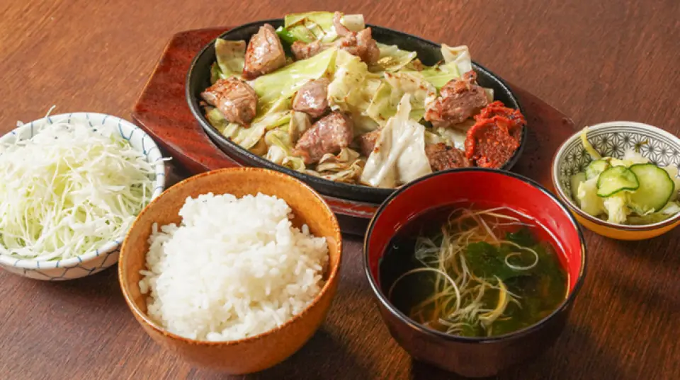 점심에는 "돼지고기 치마 스테이크 세트"를 추천합니다! 아침에 갓 썬 고기를 사용하며, 싱글, 더블, 트리플 중에서 원하는 양을 선택할 수 있습니다. 간과 파, 튀긴 닭고기, 소금구이 고등어 세트도 제공합니다. 점심에는 밥이 무료로 제공되는 특대, 샐러드, 된장국, 피클이 포함됩니다.
