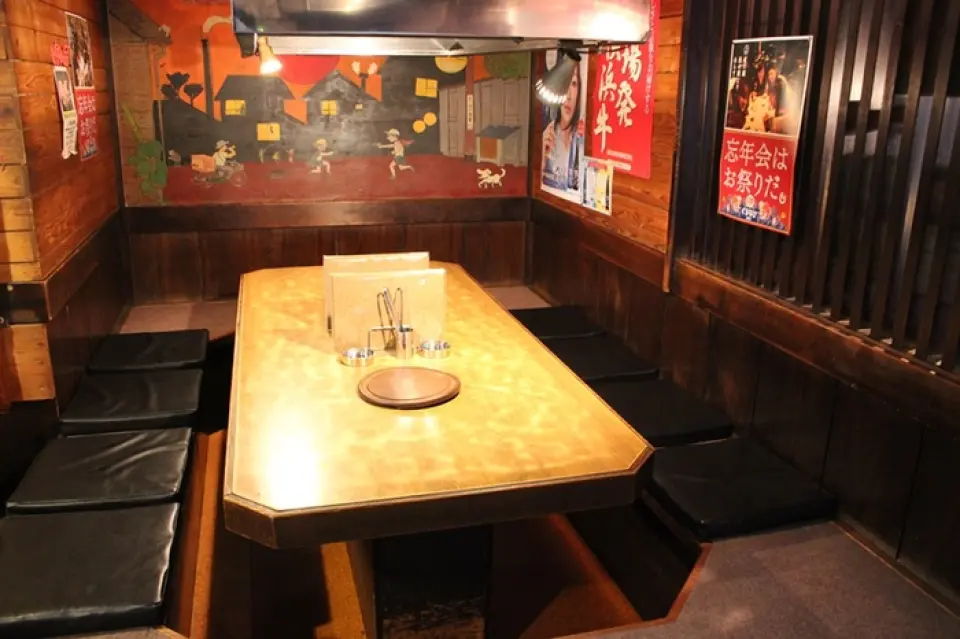 The interior of the restaurant has a retro feel that is somehow nostalgic and comfortable! It is suitable for a variety of situations, such as table seats for fun with friends or counter seats for casual dining by yourself.