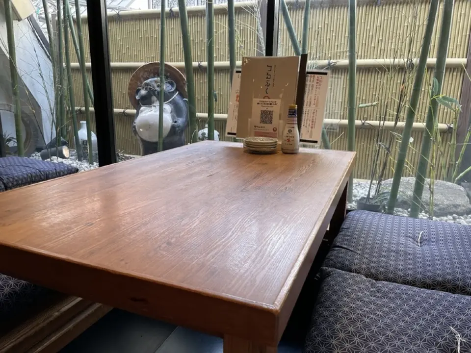 The interior of the restaurant is a spacious and relaxing Japanese space. There are also counter seats, so you are welcome to dine alone or just have a quick drink. We also have easy-to-use sunken kotatsu private rooms that can accommodate 2 to 8 people, and group seating for up to 30 people. Please feel free to contact us for celebrations, business entertainment, private parties, and all kinds of banquets!
