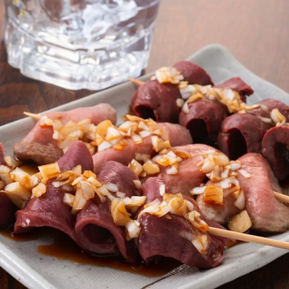 Tsurufuku's meat skewers are made with fresh domestic pork. The pork is freshly cut and extremely fresh, so it has a nice, plump texture. We carefully and safely cook it at low temperatures in the store. The meat skewers are made to perfection without destroying the flavor of the meat, making them a must-try delicacy! We have three types, "liver," "heart," and "tongue," but we recommend trying them as an assortment.