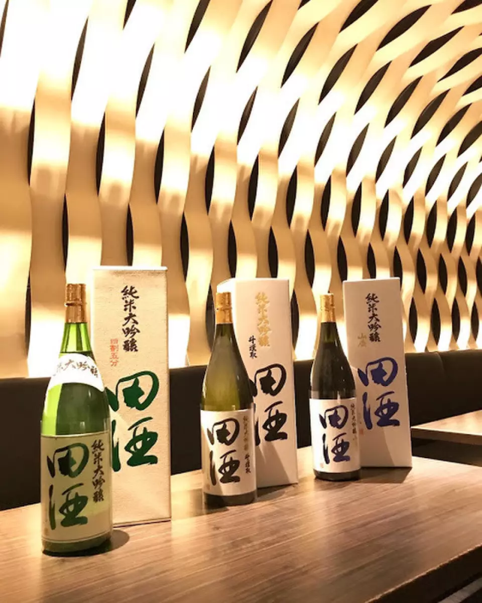 We have a carefully selected selection, from a variety of Japanese sakes, the national drink of Japan, to wines that go well with oysters and seafood.