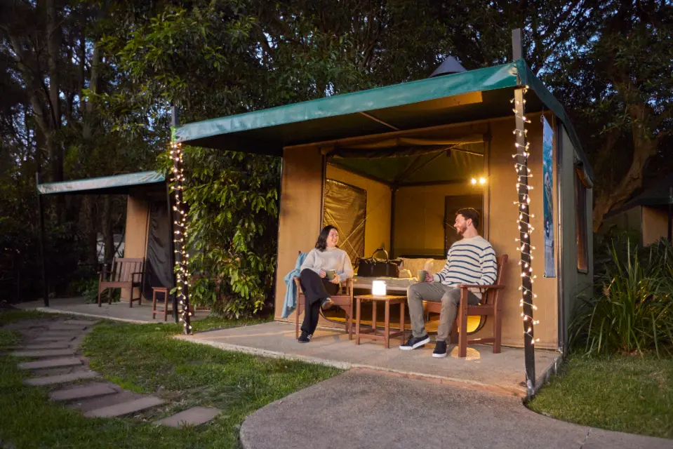 朝日とともに目覚め、2つの素晴らしい舞台裏の体験に備えましょう