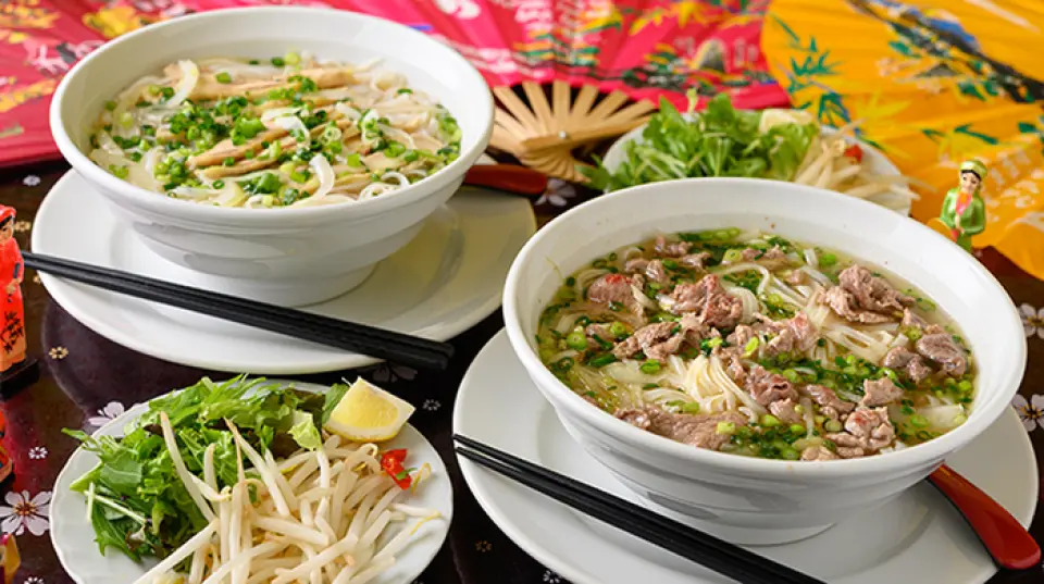 Of the three types of pho, the "Beef Pho" is the most popular. The soup is made by simmering beef and pork bones together and slowly extracting the broth. It is made by blending spices such as cinnamon, star anise, and cardamom and seasoning it with fish sauce and salt to create a taste that is unique to Vietnam. It goes perfectly with the chewy noodles made from rice flour! We also recommend adding coriander to your order if you like ◎ The "Chicken Pho" is also very popular, so please enjoy authentic Vietnamese cuisine.