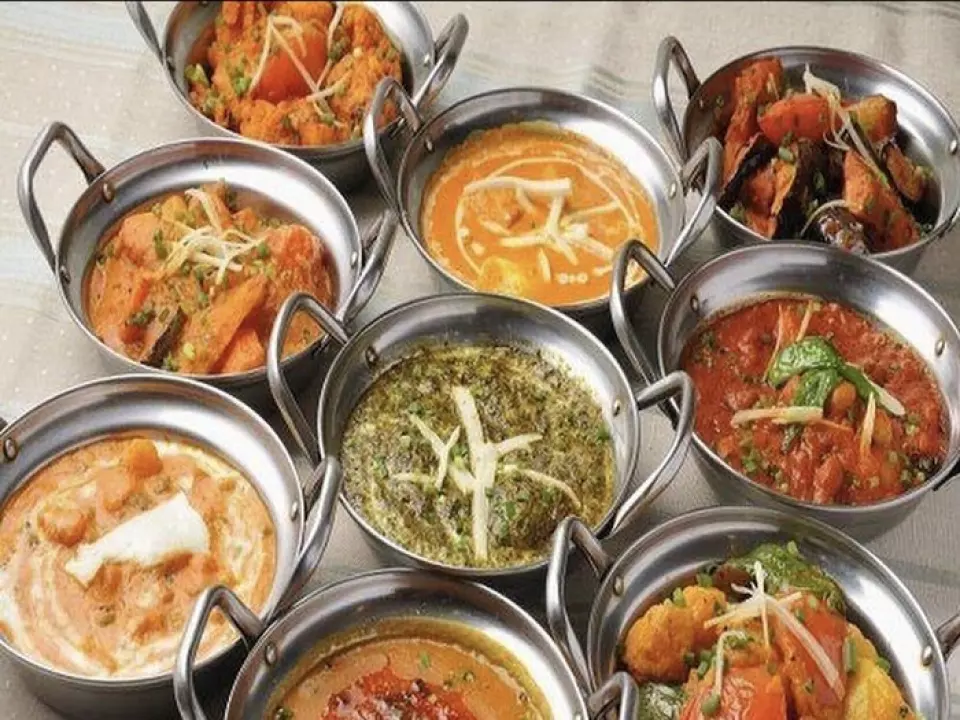 Our curry uses spices carefully selected from India and Nepal. More than 10 kinds of spices are mixed together to create each curry. You can choose from five levels of spiciness, from mild to very spicy, so please choose the one that suits your taste. We recommend the "Butter Chicken Curry," which is chicken marinated in spices and baked in a tandoor oven.