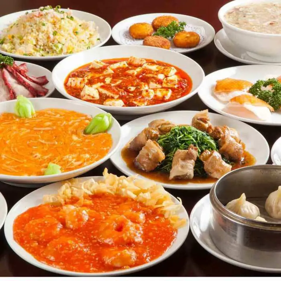 每天11:00-15:00为午餐时间，超值享受人气晚餐菜肴。除了人气的“麻婆豆腐”，还有经典的“辣酱虾”、“酸甜可口”我们提供各种面食，如“叉烧面”、“鱼翅红饭”和“葱姜鱿鱼”。仅限午餐的套餐目前提供10种丰盛的菜肴，价格为1,680日元！从中午开始享受奢华。