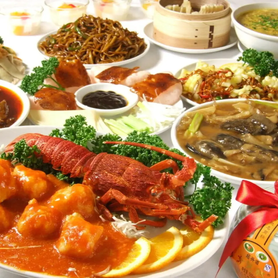 还有适合各种场合的超值套餐◎包括“麻婆豆腐”、“辣酱虾”等经典中国菜在内的9道菜套餐仅需3,500日元，并且还包含无限畅饮～喝！对于招待会或公司宴会，我们还推荐您可以享用豪华“红烧鱼翅”和“北京烤鸭”等总共10种菜肴的方案。赠送秘书1人、赠送特大号芒果布丁、赠送价值18,000日元的优质中国白酒等多种优惠券，请好好利用。