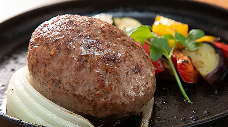 Our stone oven cooking is characterized by the use of wood to cook the food. Enjoy the unique flavor! The hamburger steak is moistened by far-infrared rays, resulting in a fluffy finish. Custom orders are also available as an option. Our pizzas are made with ingredients from Nishiizu, and change daily. We also offer a new type of salad made with salted bonito, a traditional ingredient of Nishiizu that is also known as bonito prosciutto. Our vibrant parfaits made with seasonal ingredients are perfect for cafe time or as a finishing touch after a night of drinking!