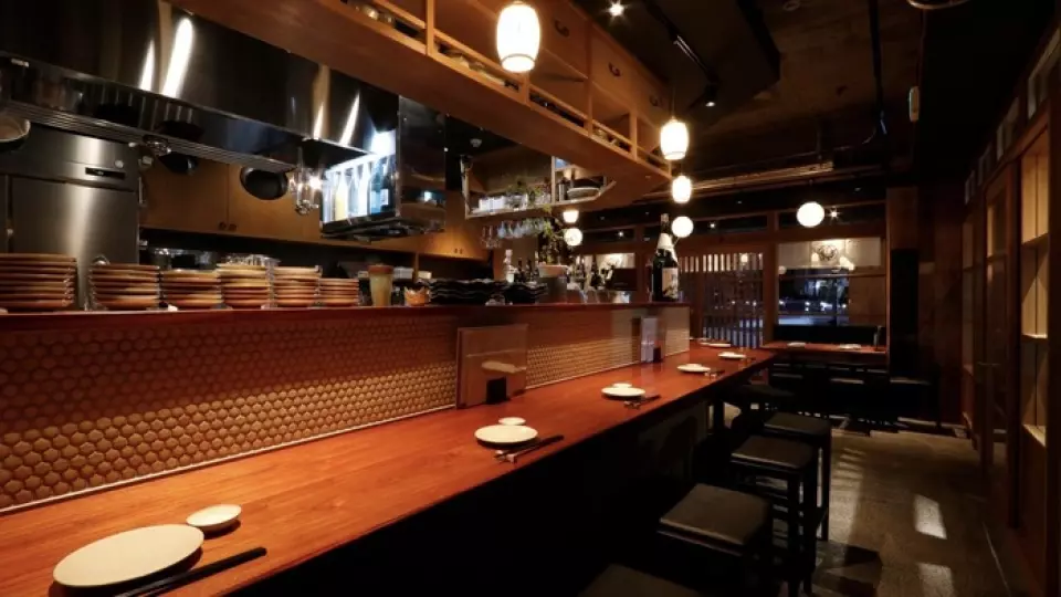 ร้านของเรามีพื้นที่เงียบสงบที่ผสมผสานความอบอุ่นแบบเก่าเข้ากับบรรยากาศที่มีสไตล์ เรามีที่นั่งแบบเคาน์เตอร์พร้อมวิวห้องครัวและที่นั่งแบบโต๊ะซึ่งเหมาะสำหรับงานเลี้ยงที่มีชีวิตชีวา คุณสามารถใช้ได้ทุกโอกาสทั้งดื่มหลังเลิกงานหรือปาร์ตี้ดื่มที่ทำงาน บันเทิง นัดเดท และงานเลี้ยง แนะนำสำหรับโอกาสพิเศษ เช่น วันครบรอบและการเฉลิมฉลอง กรุณาใช้เพื่อวัตถุประสงค์ที่หลากหลายตามความต้องการของคุณ