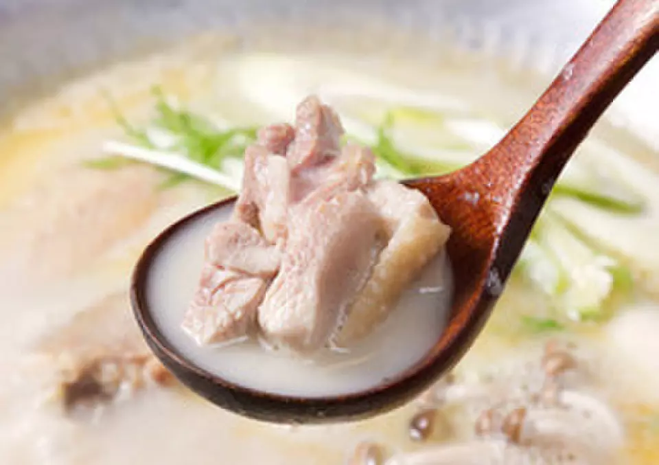 부드럽고 온화한 맛... 닭뼈를 듬뿍 넣고 8시간 이상 천천히 끓여 만든 진하고 탁한 수프. 재료의 장점을 최대한 끌어내기 위해 첨가물을 일절 사용하지 않는 것을 고집합니다. 정성스럽게 만든 탁한 수프에는 닭고기의 영양소와 콜라겐이 균형 있게 들어 있어 여성에게도 추천♪ 매콤한 핫팟과 오리지널 핫팟도 준비되어 있습니다. 중독성 강한 향신료로 먹는 비밀 강꼬치 등 일품 요리도 다양하게 준비되어 있습니다! <비밀 강꼬치> 꼬치 1개 109엔
