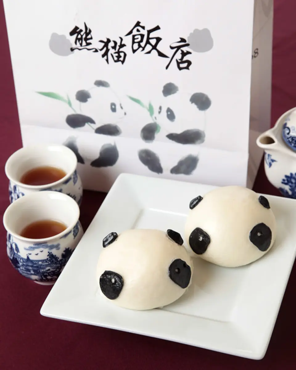 还有可爱的熊猫造型“熊猫人”！蓬松柔软的面团里塞满了微甜的豆沙，看起来很可爱。也可以作为甜点来享用，深受从小孩到大人的广泛欢迎。◎请享用唐人街著名的“熊猫人”作为唐人街用餐的完美结束方式或作为纪念品♪