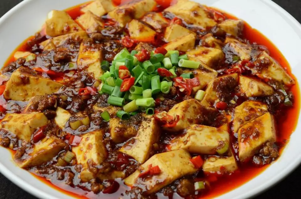 This is the spiciest mapo tofu in Shigo-Roku history, with a perfect balance of the numbing spiciness of the Sichuan peppercorns ("ma") and the punchy spiciness of the chili peppers ("la"). Please give it a try!