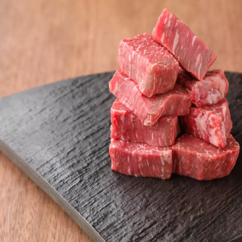 Each cut is carefully aged and prepared differently, and only the meat that is ready to be eaten is served. The meat is cut by hand after an order is placed. We pay close attention to even the millimeter of difference, such as the angle of the knife and the thickness of the meat, and pursue thorough attention to detail until the meat reaches the customer's mouth. In addition to our proud meat, you can also enjoy pesticide-free and organic vegetables delivered directly from the farm, and single dishes such as hayashi rice based on oxtail soup!