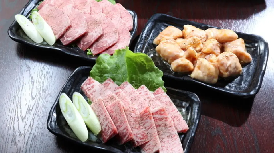 We offer yakiniku, mainly made with domestic beef. Our lineup includes classic cuts such as kalbi, skirt steak, and tongue. All are served a la carte, so you can enjoy a little at a time to suit your taste. Enjoy with our original blend of sauce. We also have a selection of side dishes. Please enjoy them with our proud meat.