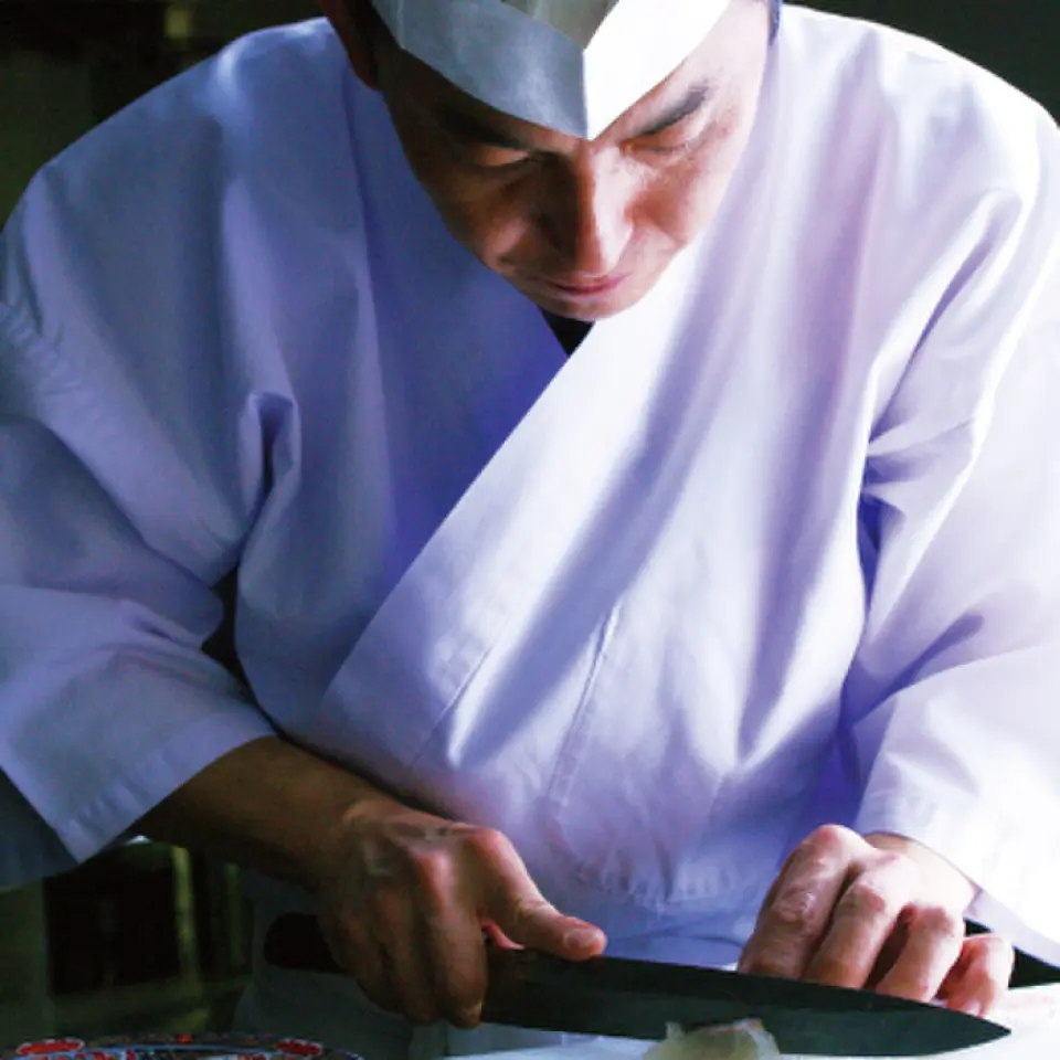 我们为我们友好的传统日本料理感到自豪，它充分利用了我们工匠的技艺，既令人赏心悦目，又令人感动。生鱼片、烤鲜鱼、煮鱼、虾蟹天妇罗、寿司、海鲜盖饭等，均采用从全国渔港直运的鲜鱼制成，提供使用奢华食材和时令新鲜食材的各种时令菜肴。 ，价格实惠。毫无疑问，您会感受到良好的性价比。