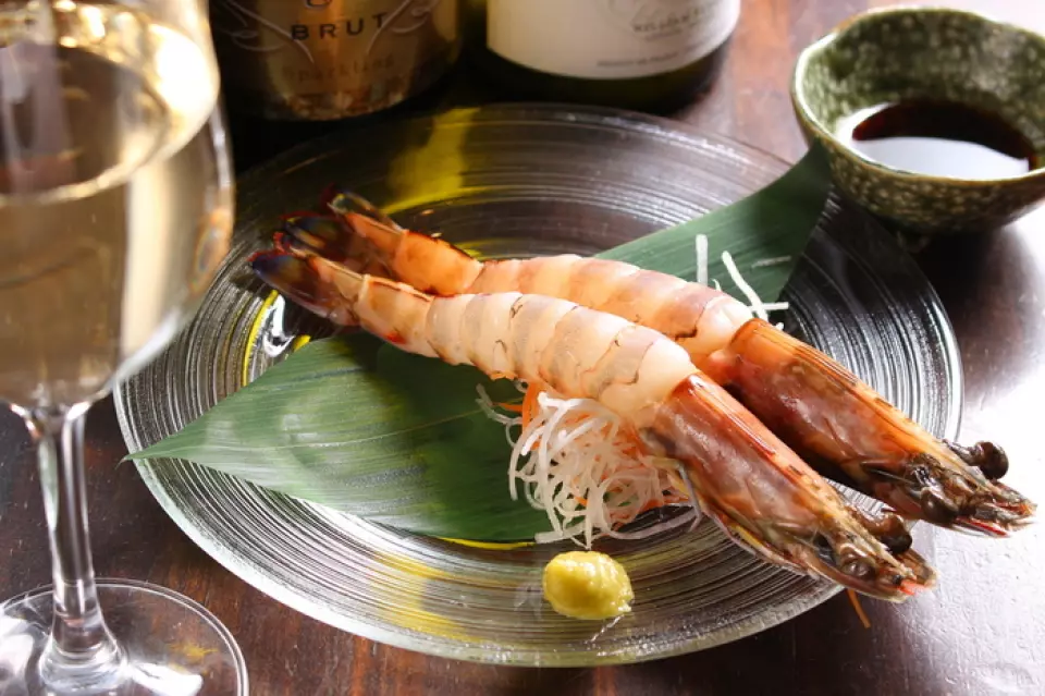 Chúng tôi cung cấp tổng cộng 33 loại rượu: 13 loại rượu vang đỏ, 13 loại rượu vang trắng, 4 loại rượu vang bong bóng và 3 loại rượu vang hồng! Chúng tôi cũng sẽ gợi ý các loại rượu vang phù hợp với bữa ăn của bạn!
