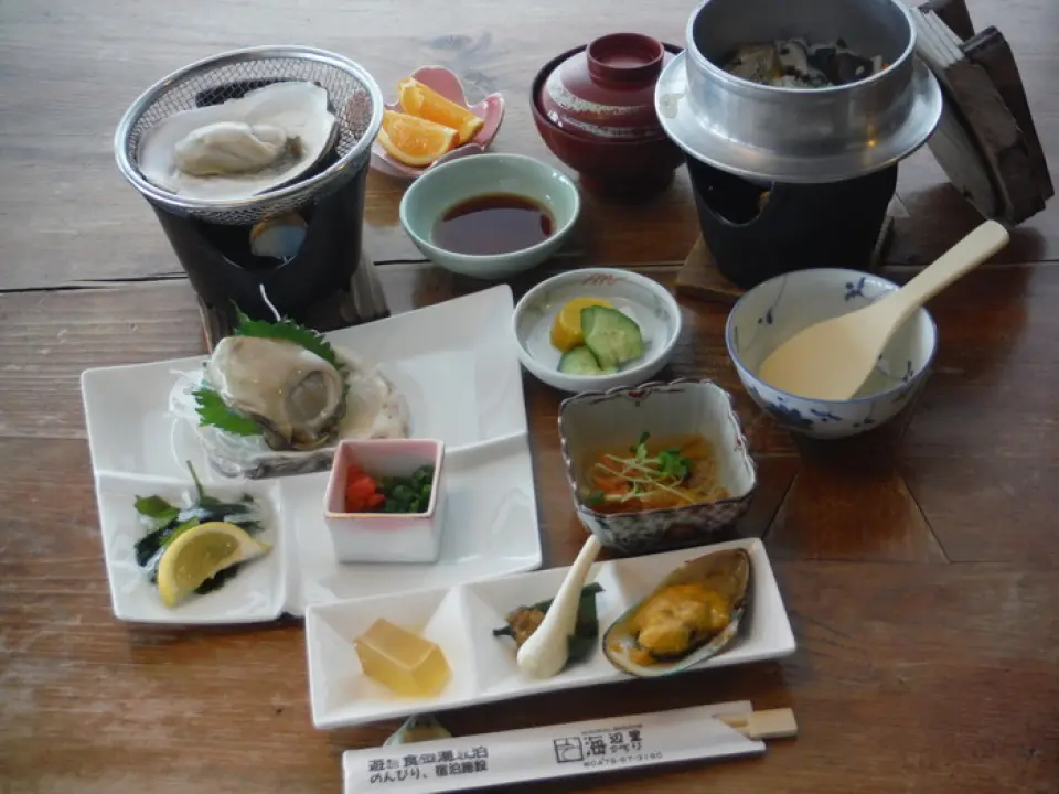 天然海牡蠣以其豐富的營養，被譽為海中的牛奶，以及出眾的海味而聞名！它們是特大的夏季牡蠣，需要七年時間才能長到手掌大小。從5月起解除！由於諮詢量增加，我們已開始接受預訂。 0479-57-3190＊套餐4400日圓＊對於想要度過輕鬆時光的客人，我們也提供館內住宿。