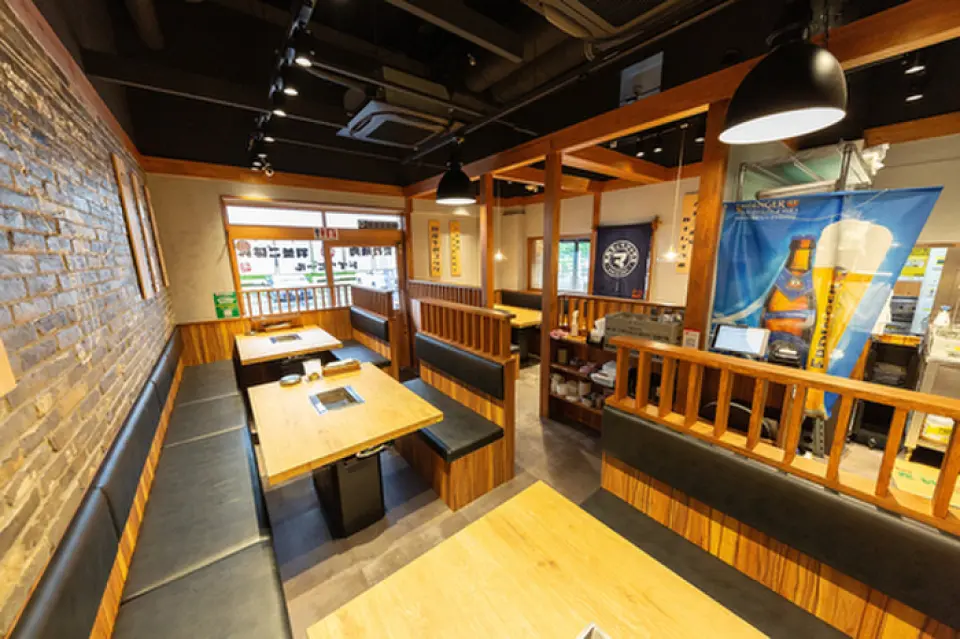 Our restaurant allows you to enjoy the atmosphere of a traditional yakiniku restaurant with Showa era pop music playing. Each seat is equipped with a cast iron rotisserie, so you can enjoy yakiniku at your own pace. The restaurant has 22 spacious box seats where you can relax comfortably. There are also 12 seats on the terrace where pets are allowed. Children can also bring their own dishes, chairs, and children's menus, so you can feel safe bringing children with you. Please come and spend a wonderful time with your family and friends.