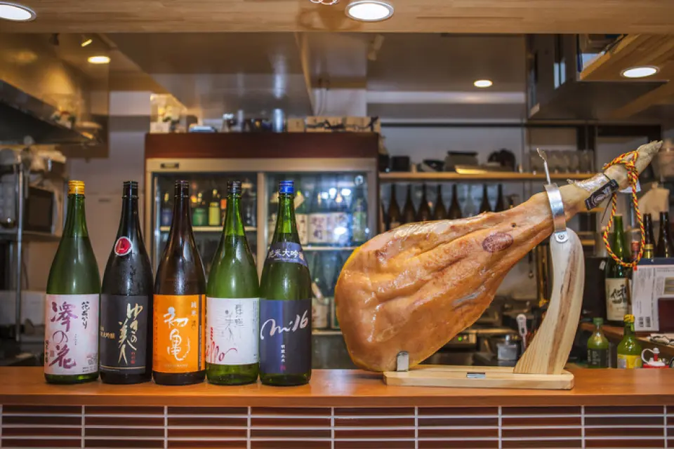 "Sake với giăm bông sống?" Điều này diễn ra tốt đẹp! Rượu sake, giàu axit amin hơn rượu vang, làm tăng hương vị của thịt giăm bông sống. Hãy thử nó!