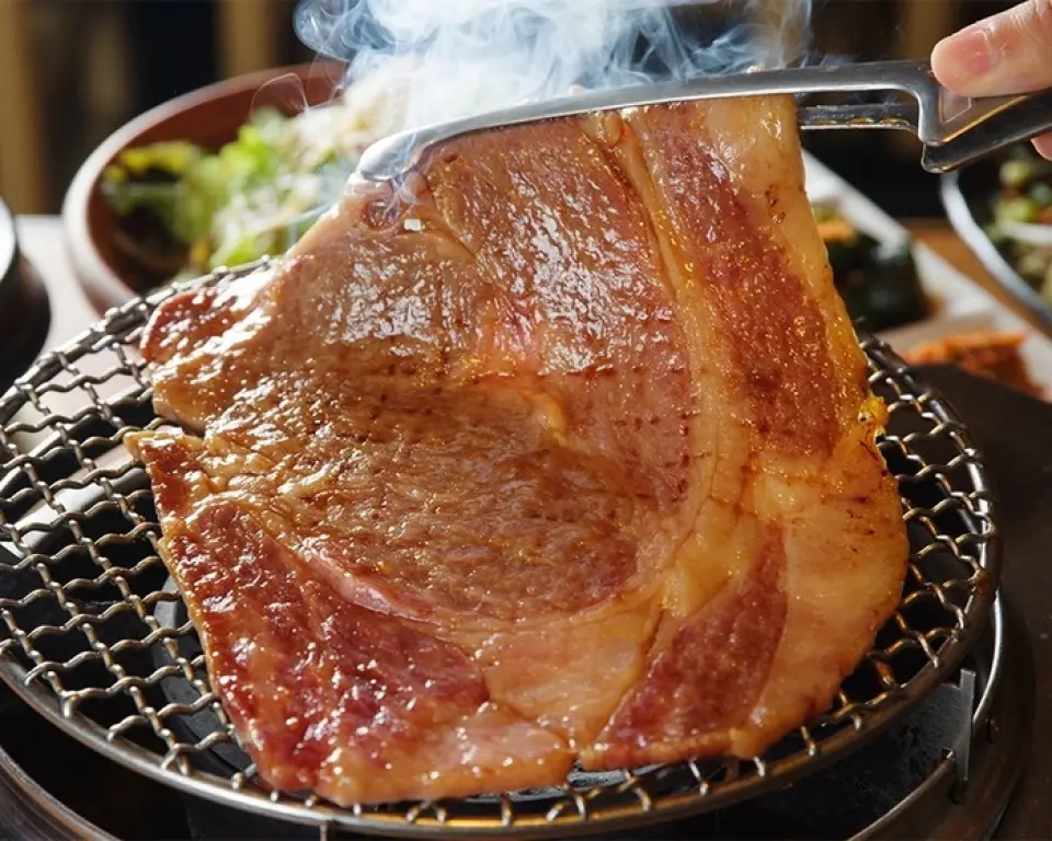 우리는 큰 갈비 블록을 24cm로 자르고 그대로 고객에게 제공합니다! 이 크기는 우리가 정육점이기 때문에 가능한 크기입니다! 질감이 매우 부드럽고 살코기와 지방의 균형이 딱 맞습니다. 이것은 고기를 푸짐하게 즐기고 싶은 고객에게 매우 인기 있는 요리입니다. 꼭 한 번 시도해 보세요.