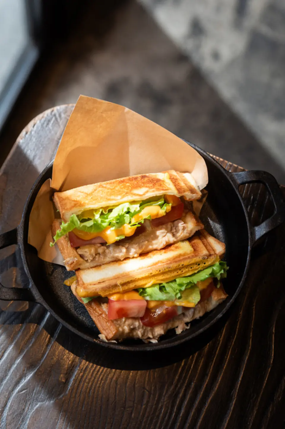 Hot sandwiches with lots of fillingsHot sandwiches made with lots of fresh lettuce. Two types of hot sandwichesHot sandwiches made with lots of fresh lettuce. Choose from two types: "Egg and ham hot sandwich" or "Tuna and tomato hot sandwich." The melted cheddar cheese and the savory and sweet flavors of each ingredient are exquisite.
