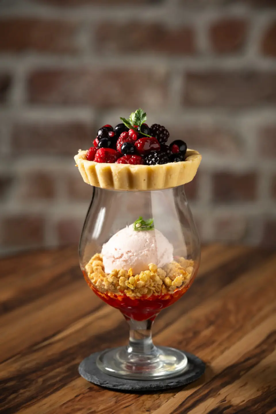 A fascinating edible jewel box Seasonal fruit tart parfait A popular tart parfait made with seasonal fruits. A parfait that can be enjoyed visually as well, with a fragrant, crispy tart topped with an abundance of fruit The photo shows the "Berry Berry Tart Parfait" The seasonal ingredients change depending on the season, such as "Mango Tart Parfait" and "Peach Sapphire Tart Parfait"