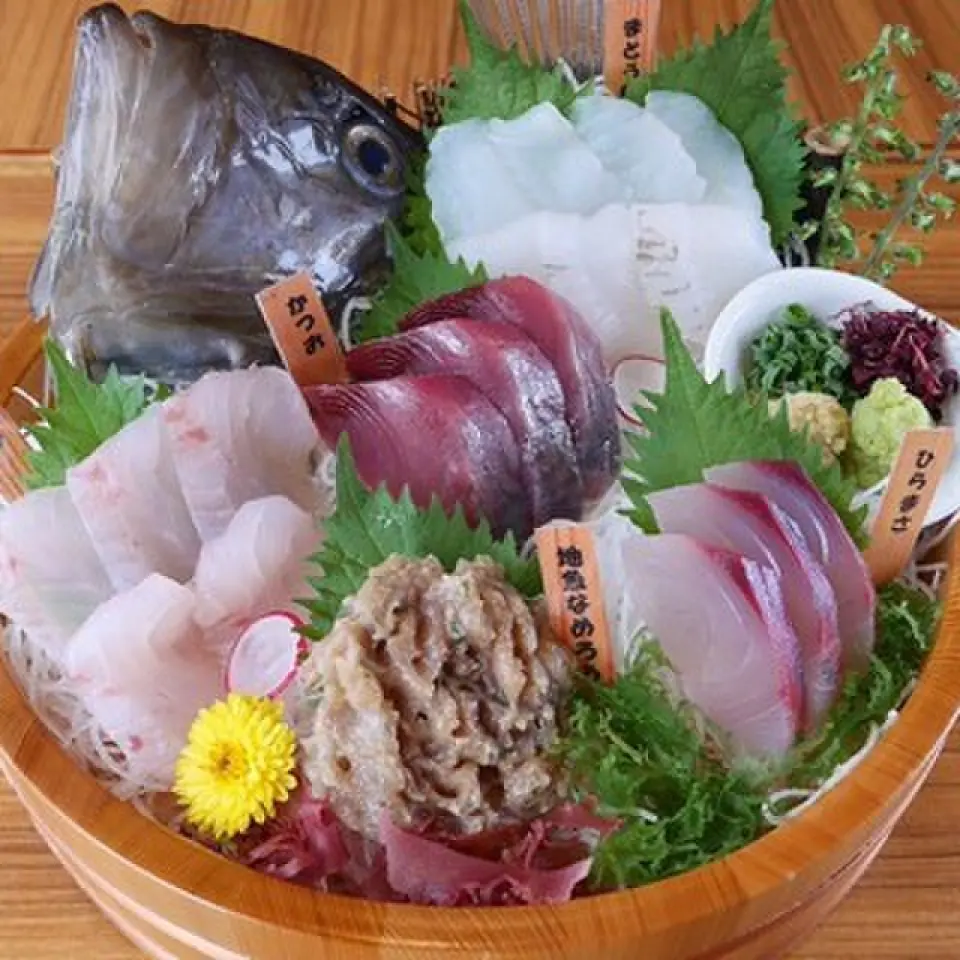 ความสดและรสชาติแตกต่างเพราะส่งตรงจากแหล่งตกปลา! สำหรับลูกค้าที่ต้องการเพลิดเพลินกับอาหารทะเลมากขึ้น เรามีจานสามชิ้น (980 เยน) จานห้าชิ้นพิเศษ (1,480 เยน) และอีกมากมาย! เนื้อหาจะเปลี่ยนไปขึ้นอยู่กับสถานการณ์ในการซื้อ ดังนั้นโปรดสอบถามพนักงานได้เลย ♪ นอกจากนี้ แต่ละจานยังใช้ปลาทูน่าทุกส่วนตั้งแต่ริมฝีปากจนถึงก้น ซึ่งเป็นเมนูที่ทุกคนควรลองอย่างน้อยหนึ่งครั้ง สินค้ามีจำนวนจำกัด ดังนั้นโปรดสั่งซื้อล่วงหน้า! เพลิดเพลินกับอาหารหลากหลายที่ปรุงจากวัตถุดิบที่ดีที่สุดซึ่งหาได้จากบริษัทอาหารทะเลเท่านั้น