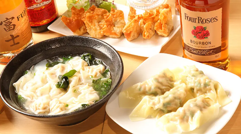 我們提供使用當地調味料的正宗台灣美食。我們提供多種小盤，即使一個人也可以享用少量的各種菜餚。每天手工精心製作的餛飩，其特點就是裡面的肉。有湯餛飩、炸餛飩、無湯餛飩等多種類型可供選擇。也推薦秘密醬汁的「鹿羅漢」和台灣大排檔的主打「蚵仔煎」。