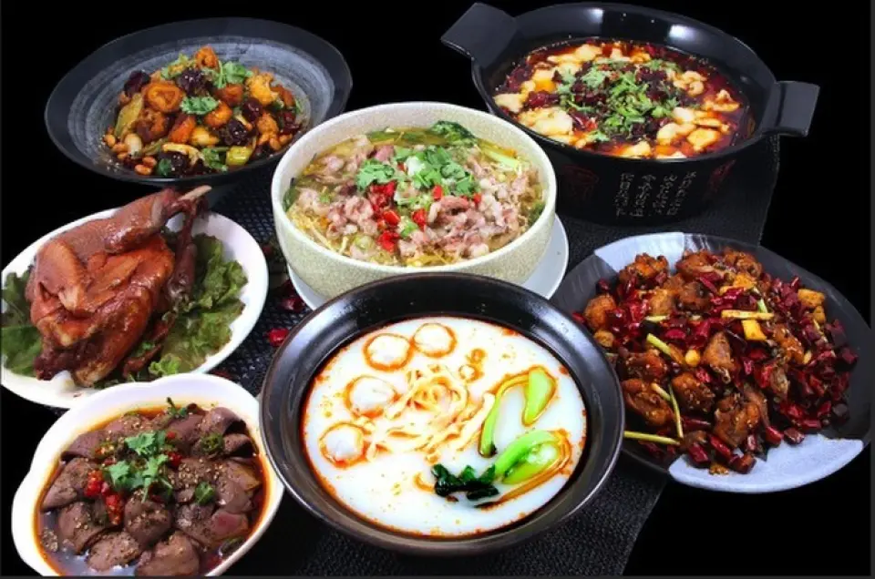 我们有多种个人菜肴可供选择，但我们也推荐套餐菜单。我们可以根据客户所需的菜单和预算灵活地创建菜单，而不是固定的课程。您可以点无限畅饮饮料或单人饮料！我们接受 3,300 日元起的订单，请随时与我们联系。此外，楼层分为1楼和2楼，因此可以为大型团体预留。可以用于公司酒会和各种宴会等多种用途。