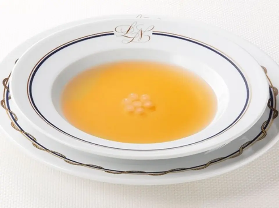 清湯是我們的推薦菜單。這是新格蘭酒店代代相傳的傳統菜單之一。一喝下去，一股清雅柔和的味道撲面而來，是一道需要慢慢細細品味的湯。中心漂浮著木薯珍珠，用眼睛和舌頭都可以享受。