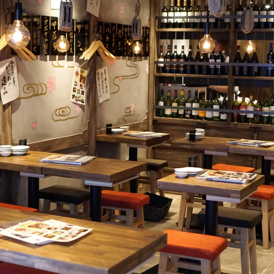 We have added the comfort of a bar while retaining the luxurious atmosphere that is unique to sushi restaurants. [Counter seats with a lively atmosphere] Feel free to come alone! You can also enjoy yourself even if you just happen to drop by. [Table seats that are comfortable for large groups] Table seats that can seat up to 30 people are popular with large groups.