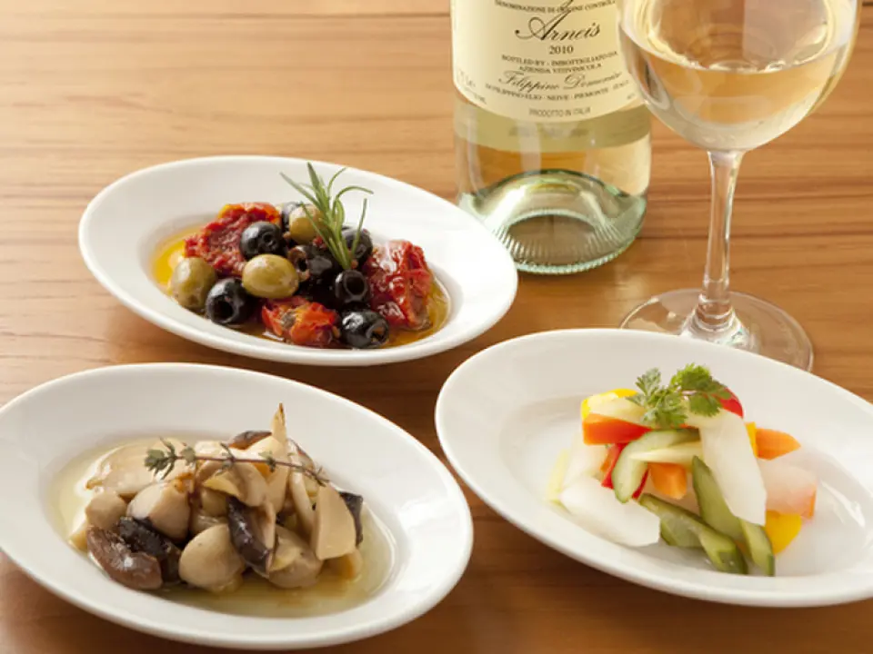 We have a wide selection of around 100 types of drinks. We always have more than 30 types of wine on hand. We have a selection of brands from around the world that the owner has tasted and selected. We offer a wide range of wines, including Chateau de Fausin, which uses Syrah and goes perfectly with liver pate. We also have standard beers, highballs, and cocktails. Please enjoy pairing them with your food.
