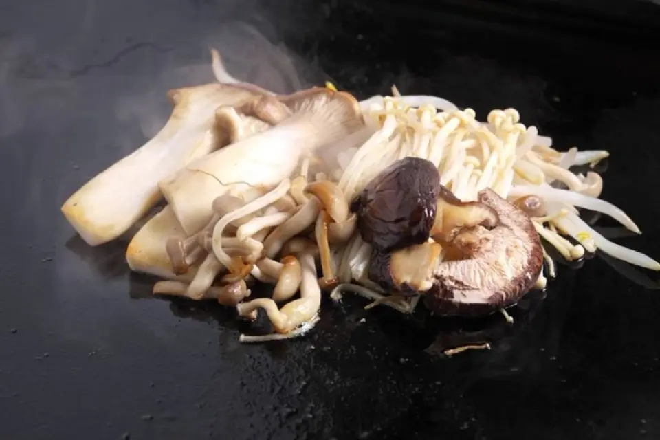 我們的招牌鐵板燒外脆內軟。高溫烘烤可鎖住水分並帶出食材的風味。使用橫濱名牌豬肉「Hamapork」的牛排和鳥取縣產的大山雞等，每道菜的食材都非常講究。我們推薦的明太子和鮭魚也是從豐洲市場直接購買的新鮮貨。請盡情享受，包括用酒精完成的麵粉◎