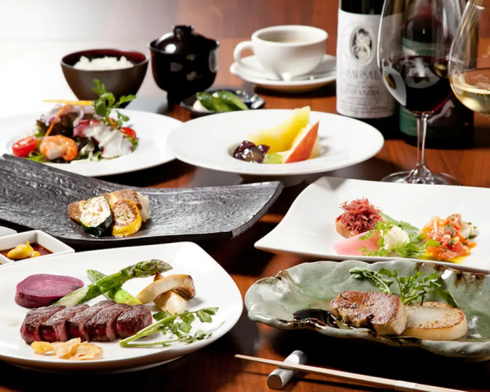We offer a course that is proud of its carefully selected ingredients. We have a wide selection of carefully selected ingredients, including meat such as Yamagata beef, vegetables that you can enjoy in a collaboration between high-quality Mizunobu and vegetables from the Miura Peninsula, and seafood made with fresh fish procured that day. We also use Pakistani crystal rock salt for seasonings for vegetables, and bamboo charcoal salt from Ishikawa Prefecture for meat dishes, which enhances the umami of the meat dishes. Please enjoy our recommended dishes of scallops with shells and live abalone.