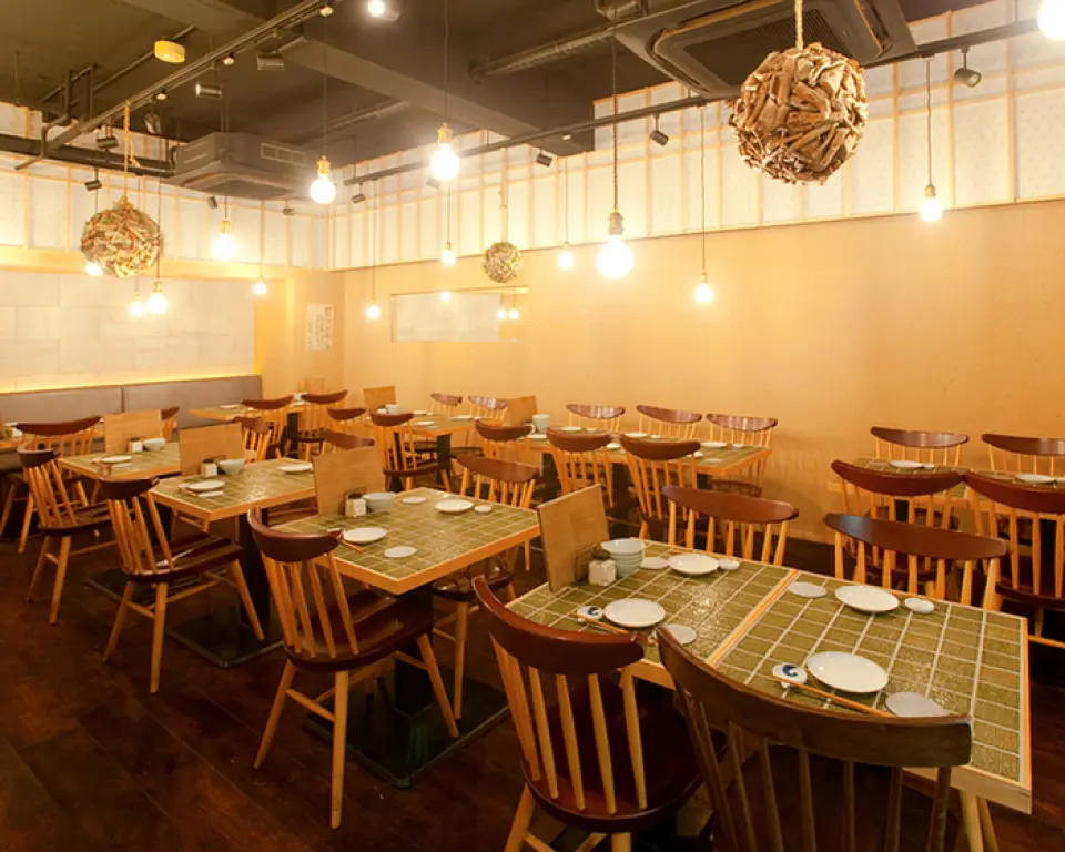 A spacious restaurant with a total of 90 seats! The main floor with its lively open kitchen has a high ceiling and a spacious, cozy atmosphere! Enjoy food, drinks, and conversation while watching the chefs cook right before your eyes! You can also rent out the main floor or the entire restaurant! The counter seats are perfect for dates or with loved ones, and the sunken kotatsu is perfect for relaxing after work. Private rooms are also available! Please consult with staff when using a seat.